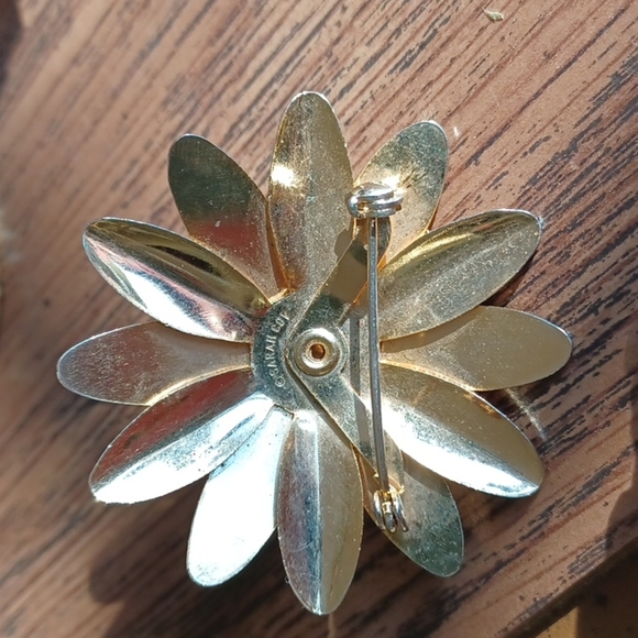 Vintage Sarah Coventry Brooch, gold-tone flower, approx 2" - Picture 3 of 3